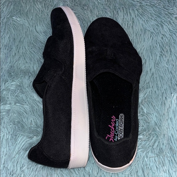 SKETCHERS NWT 8.5 BLACK TRENDY BOW SLIP ON DESIGN - Picture 4 of 6